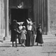 Sulla piazza omonima. Donne, bambini e suore vincenziane davanti al portale.