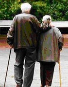 Anziani che passeggiano